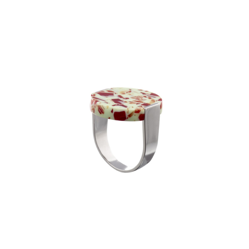 De stamp ring in red olive met een U vormige gerhodineerde messing band.
