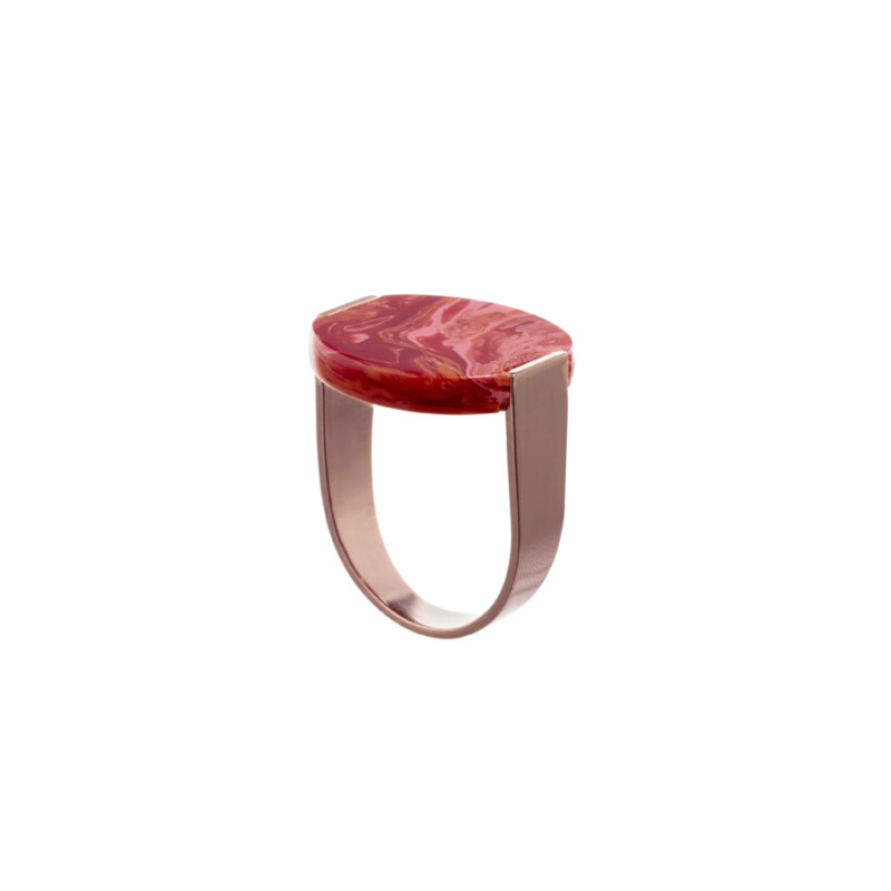 De Stamp Ring in Sweet Pea met een U vormige roos vergulde messing band.