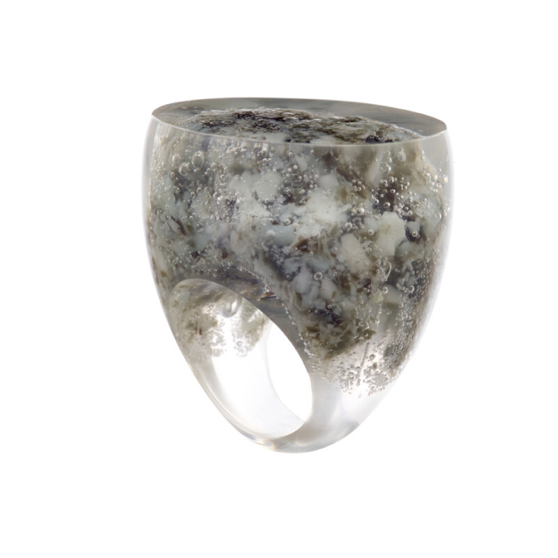 Statement ring in granito composiet.